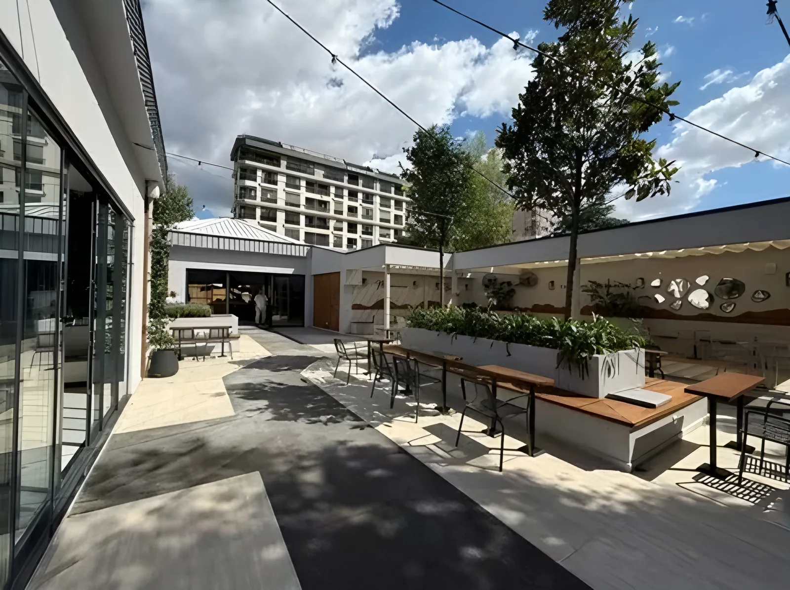 Marmara Bahçe Pendik’te ağaçlar arasındaki kafe yapıları ve oturma alanı, İstanbul